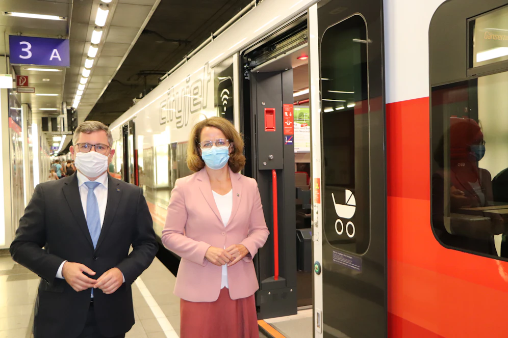 Schleritzko (li.) und Teschl-Hofmeister mit Masken.