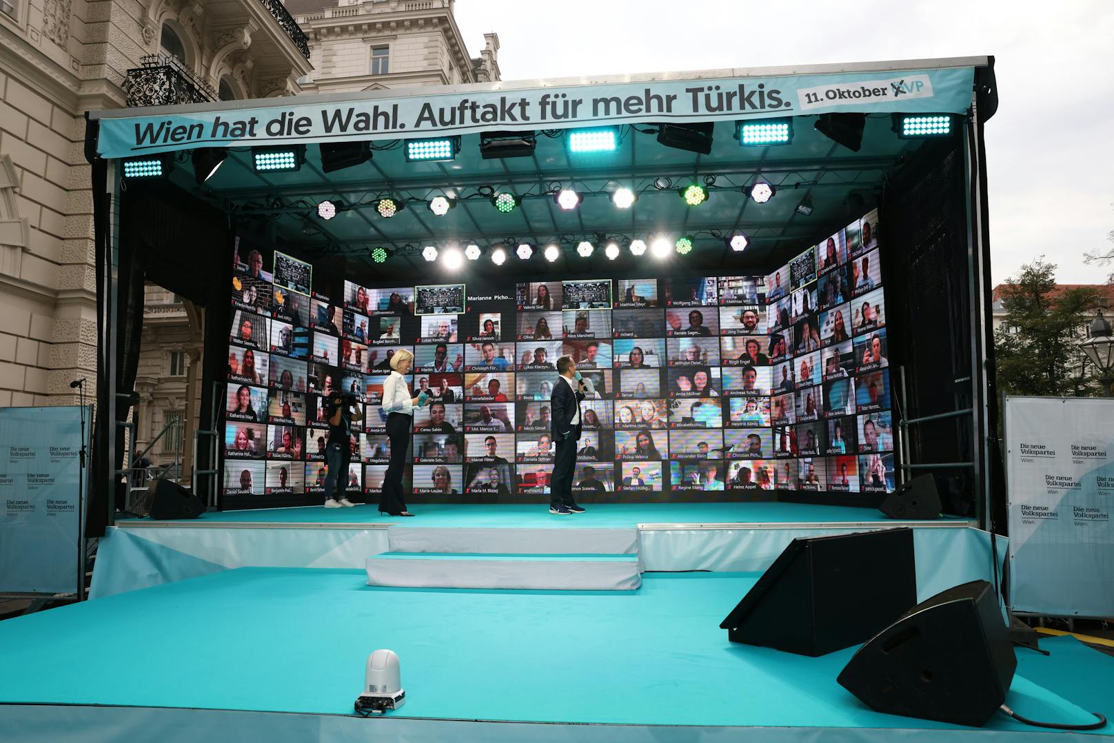 ÖVP-Landesgeschäftsführerin Bernadette Arnoldner und ÖVP-Sprecher Peter L. Eppinger eröffneten das Event vor der riesigen Video-Wall. Dutzende Sympathisanten und Funktionäre wurden per Live-Stream zugeschalten.