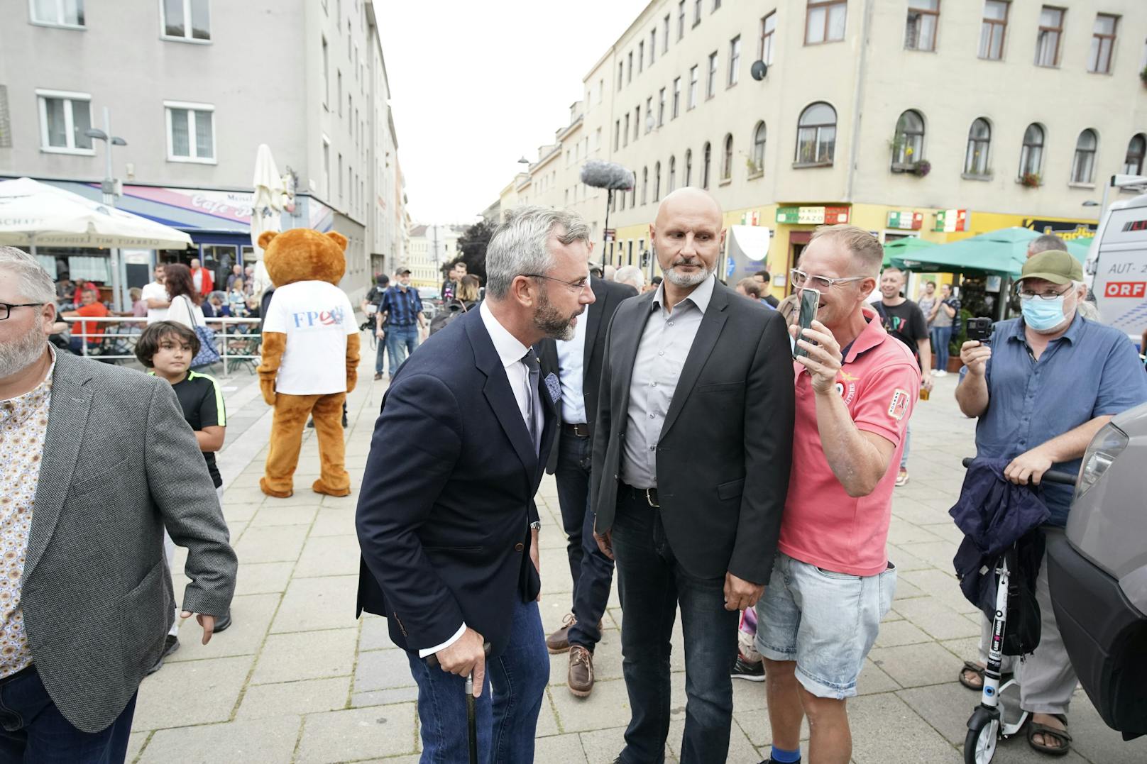 Norbert Hofer bewundert das Foto eines FPÖ-Wählers.