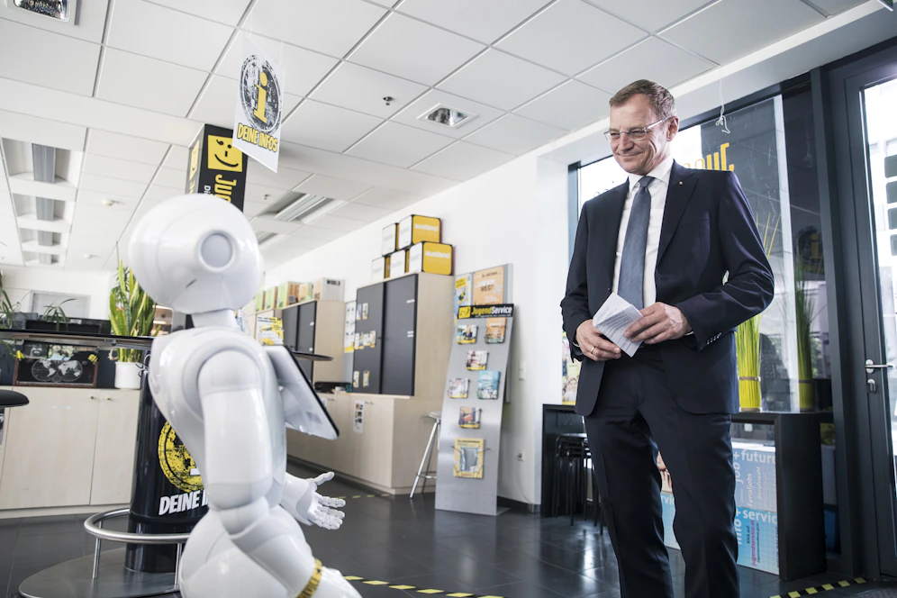 LH Thomas Stelzer wird von Pepper begrüßt.