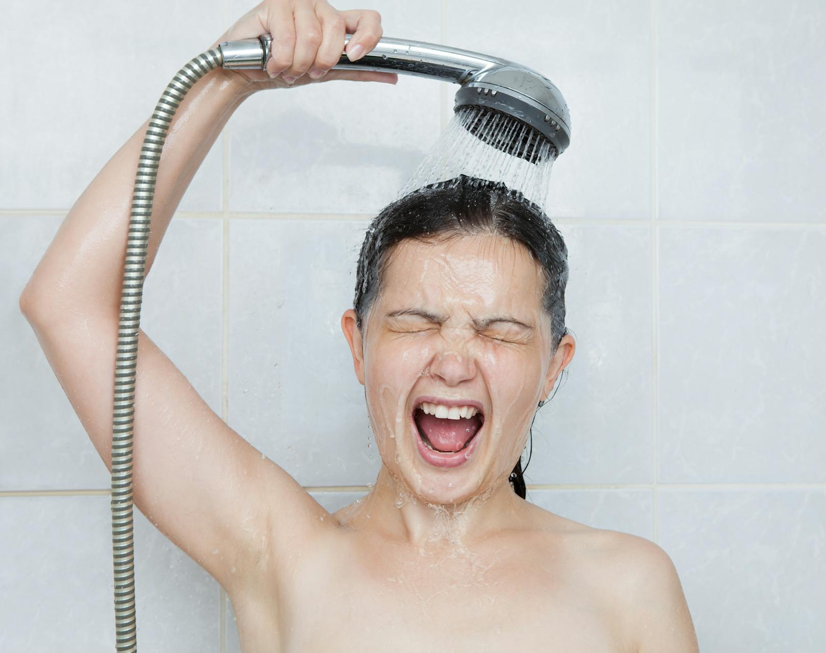 <strong>4. Kalte Dusche!&nbsp;</strong>Nach dem Waschen die Haare am besten noch einmal kalt ausspülen. Das schließt die Schuppenschicht, schützt die Haare vor Schäden und fördert zudem den Glanz.