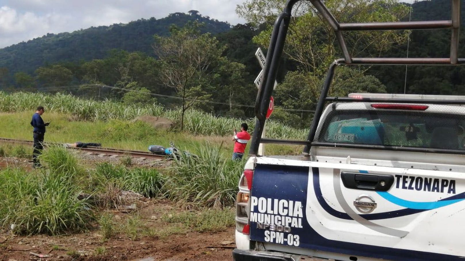 Die enthauptete Leiche des Journalisten sowie sein Motorrad wurden nach Angaben der Zeitung "El Mundo" am Mittwoch auf Eisenbahngleisen in Tezonapa gefunden.