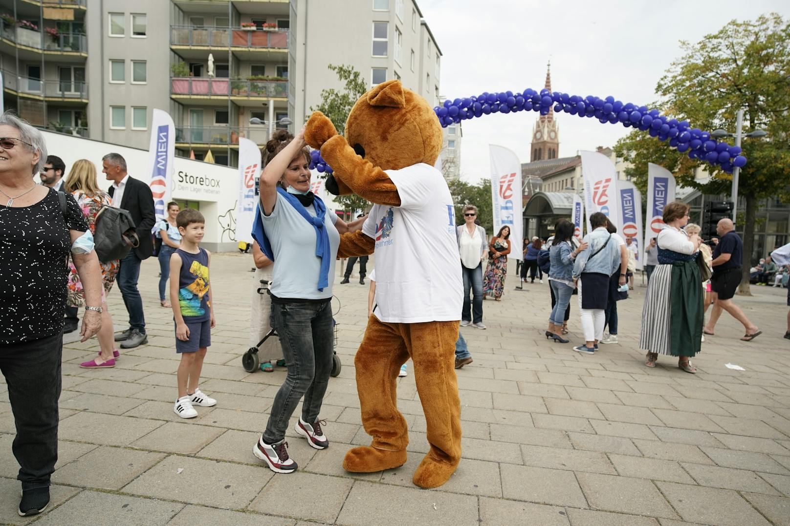 Beim Wahlkampf-Auftakt am Meiselmarkt steppte buchstäblich der Bär.