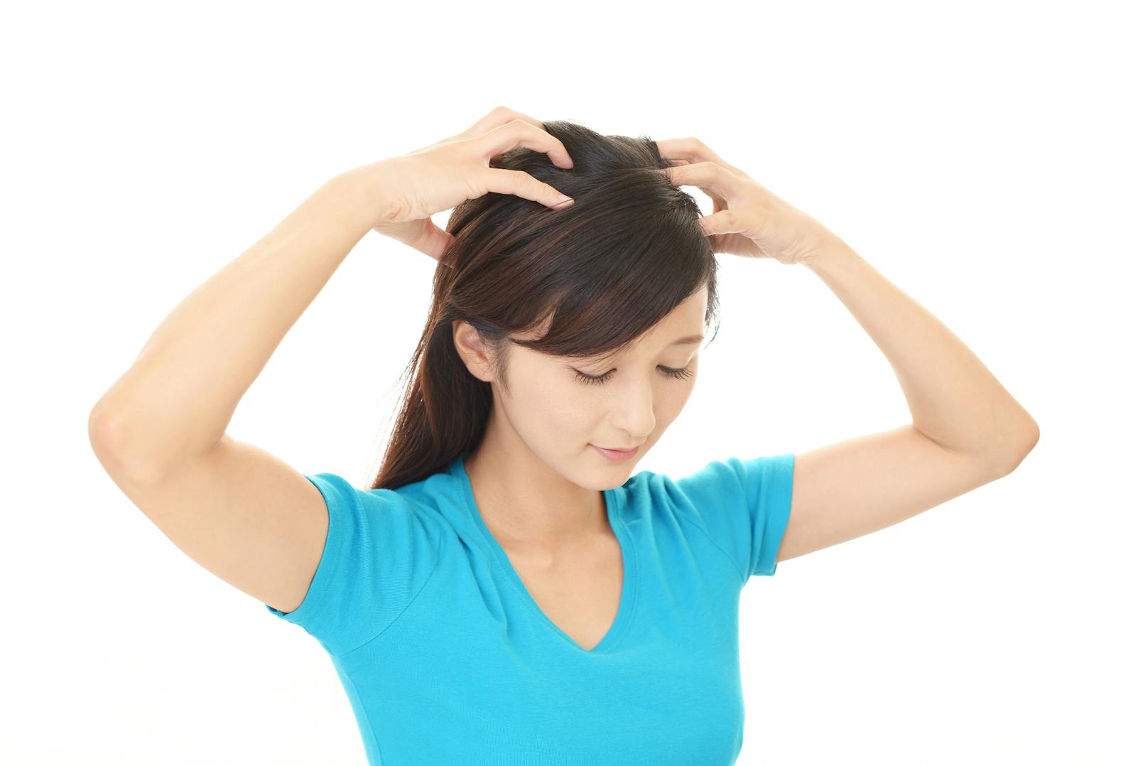 <strong>9. Tägliche Kopfmassagen!&nbsp;</strong>Wer seine Kopfhaut täglich massiert, regt die Durchblutung an und sorgt so dafür, dass wichtige Nährstoffe über das Blut zu den Haarwurzeln transportiert werden.