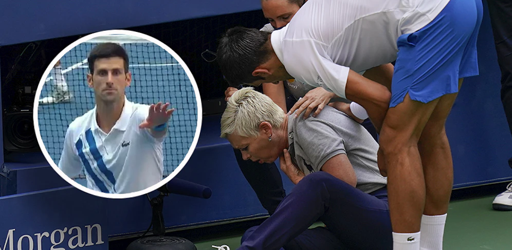 Novak Djokovic trifft die Linienrichterin. 