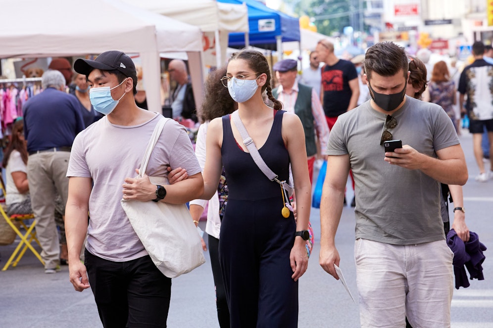Comeback der Maskenpflicht: Zeigt die Ampel Orange, muss die Maske auch im Freien wieder getragen werden.