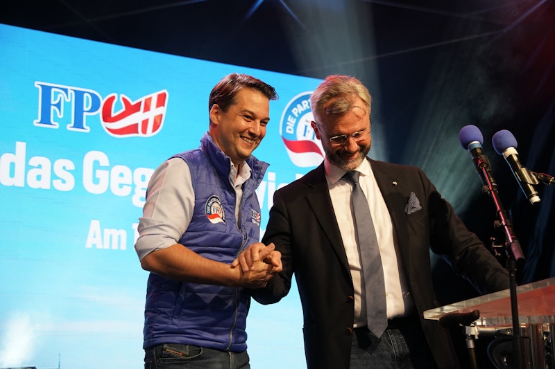 Shake Hands zwischen Spitzenkandidat Dominik Nepp und Parteichef Norbert Hofer beim Wahlkampf-Auftakt der FPÖ-Wien am Meiselmarkt in Rudolfsheim-Fünfhaus. Nepp: "Wir sind mündige Bürger, wir brauchen keinen Babyelefanten."