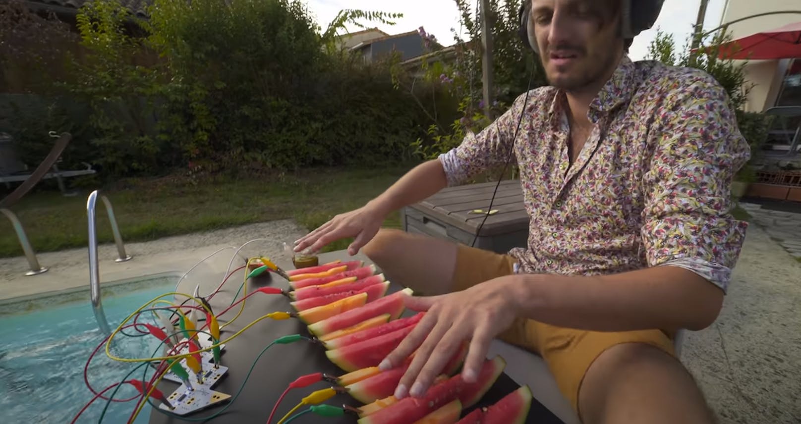 Dieser YouTuber spielt Musik auf Wassermelonen