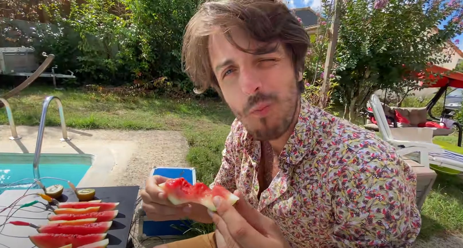 Nebst dem Musizieren verzehrt der YouTuber die Melone auch gern.
