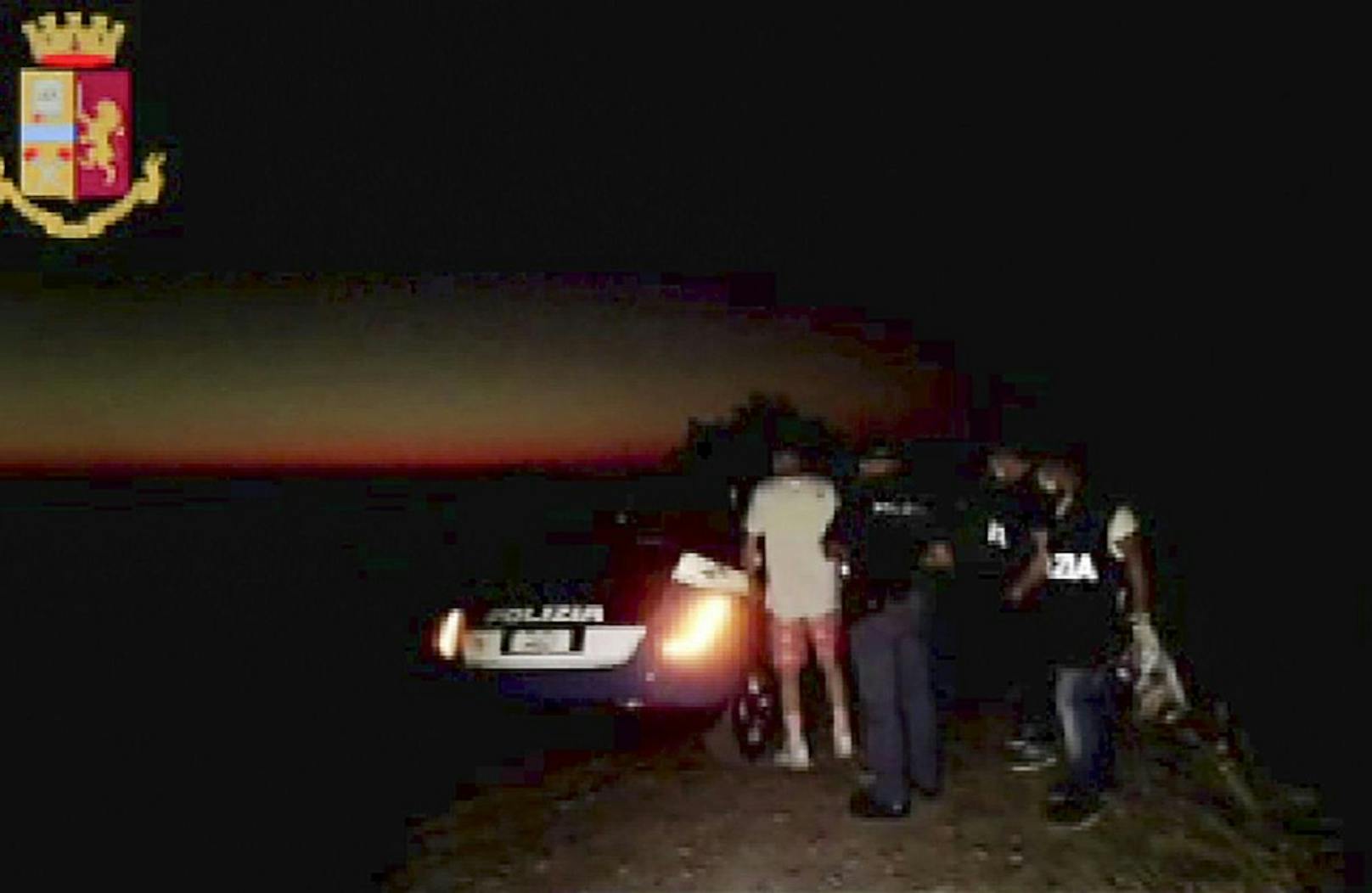 Die italienische Polizei nimmt in der Nacht auf Freitag einen Mann fest. Er soll an der Vergewaltigung zweier minderjähriger britischer Touristinnen beteiligt gewesen sein.
