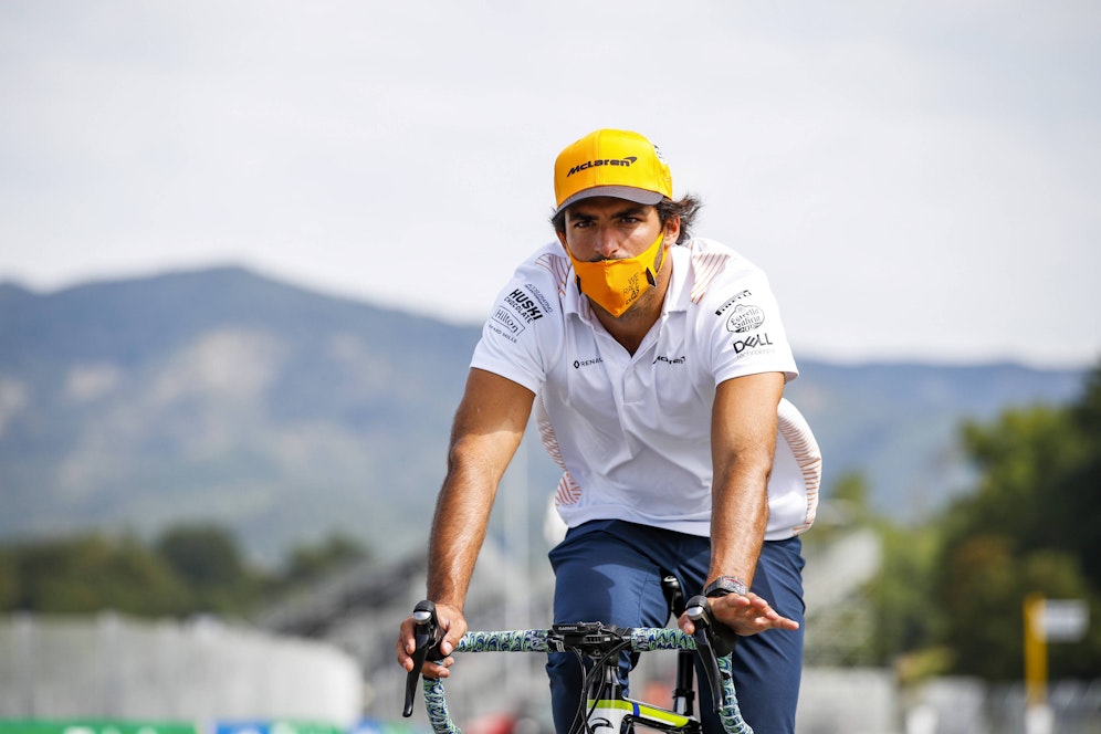 Carlos Sainz springt Kumpel Sergio Perez zur Seite. 