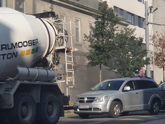 Die Berufsfeuerwehr ist bereits vor Ort.