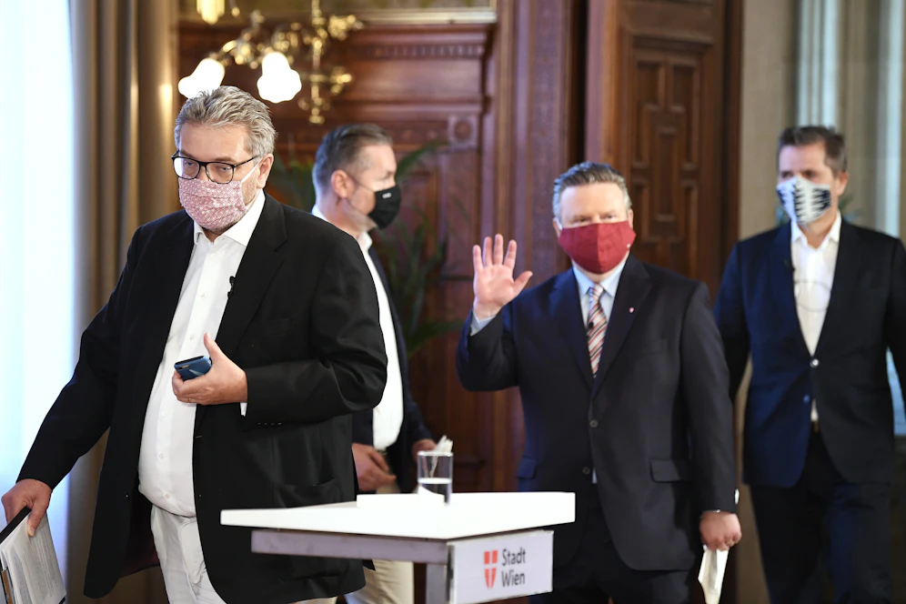 Gesundheitsstadtrat Peter Hacker (li.) kündigte am Freitag strengere Regeln für Wien an.