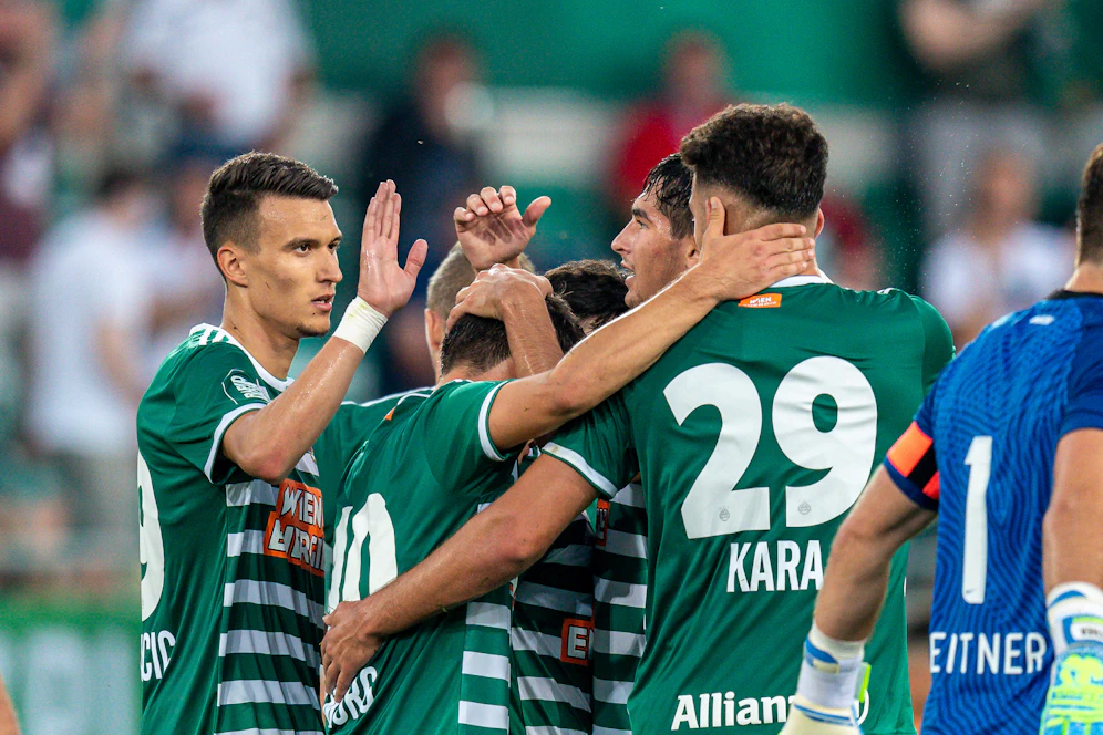 Die Rapid-Spieler feiern den Auftaktsieg. 