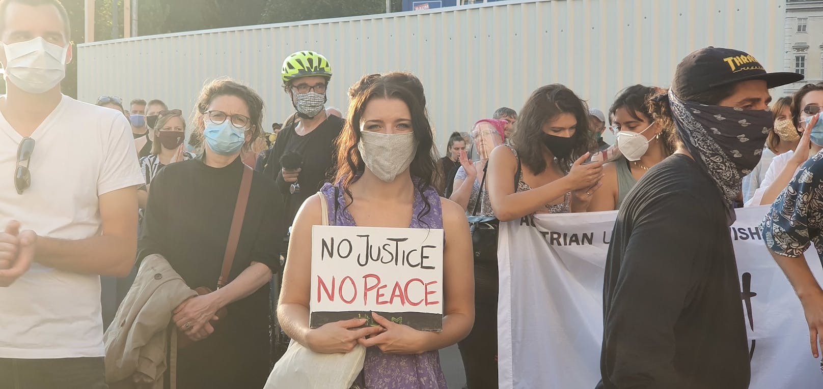 "Ohne Gerechtigkeit gibt es keinen Frieden", steht auf dem Schild.