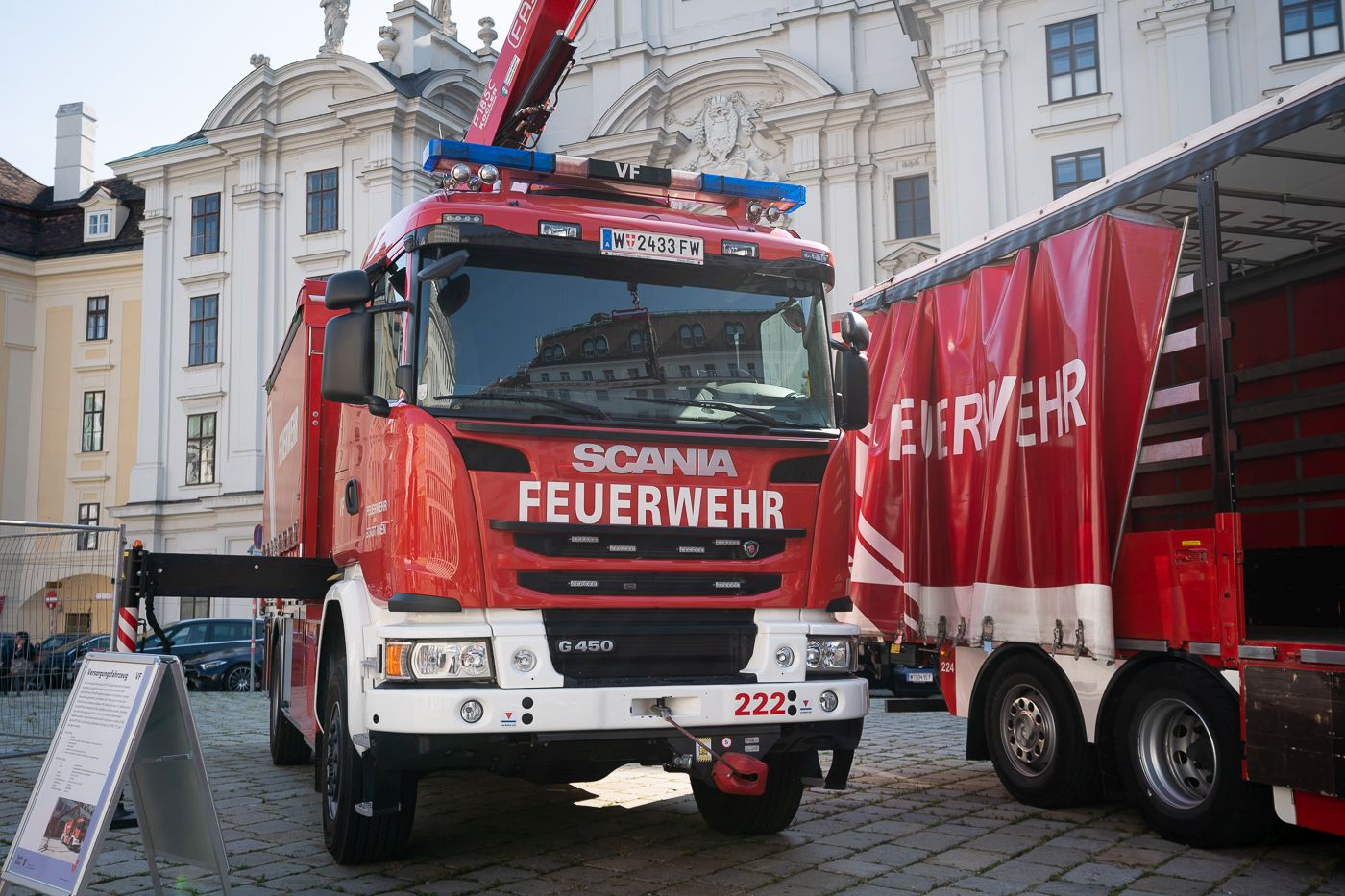 Zehn Einsatzfahrzeuge, die bereits in der Coronakrise zum Einsatz kämen, wurden dabei gezeigt. 