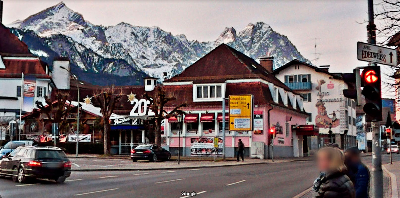 Blick auf den Marienplatz und die Cocktailbar "Peaches" in Garmisch-Partenkirchen