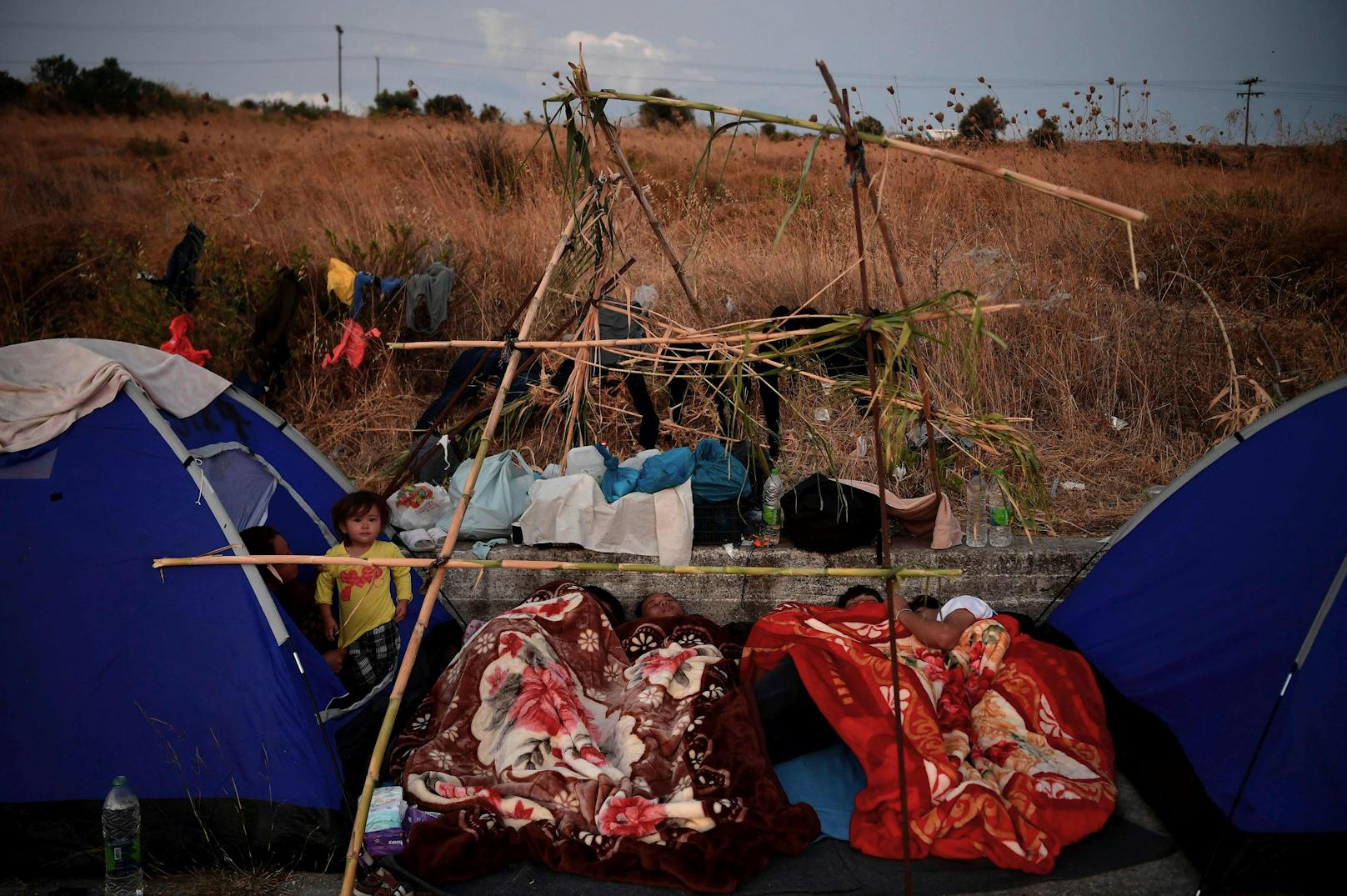 Auch Tage nach der Brandkatastrophe im Flüchtlingslager Moria haben viele der Menschen dort weder Nahrung noch ein Dach über dem Kopf (12. September 2020)