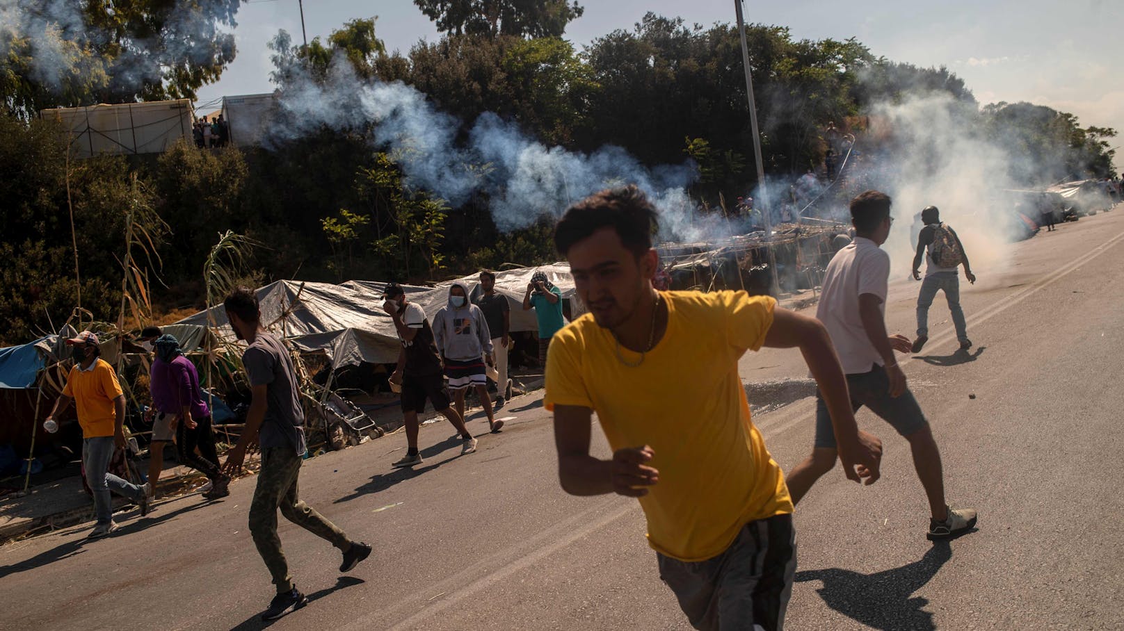 Nach der Brandkatastrophe in dem Flüchtlingslager Moria ist die griechische Polizei am Samstag dort nun mit Tränengas gegen protestierende Migranten vorgegangen.