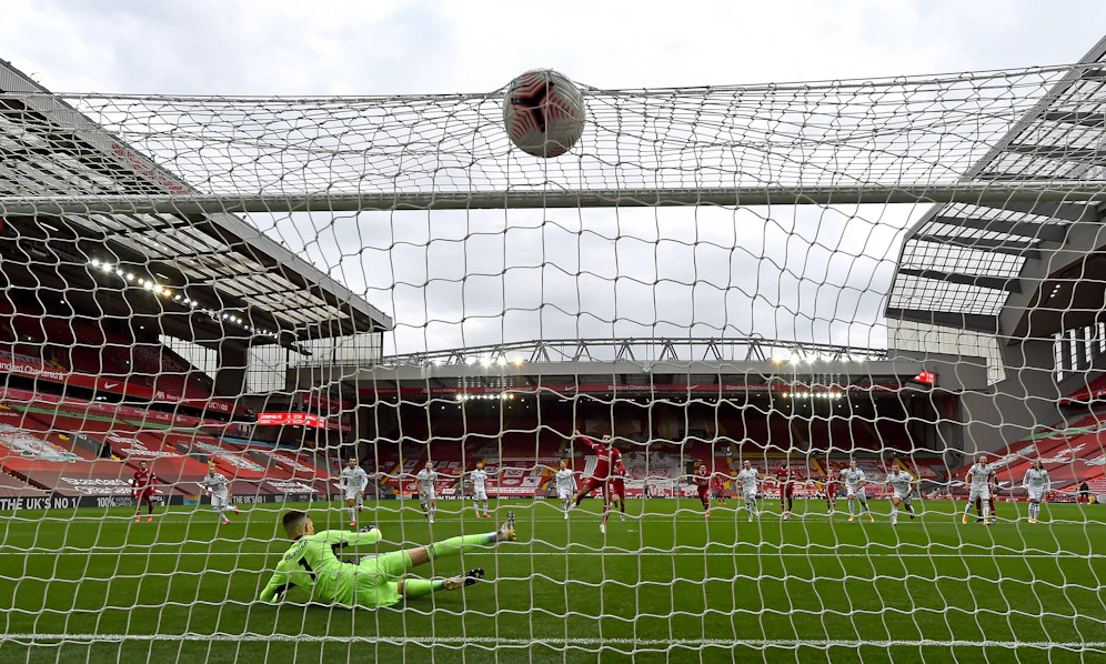 Mo Salah versenkt den Elfmeter für Liverpool. 