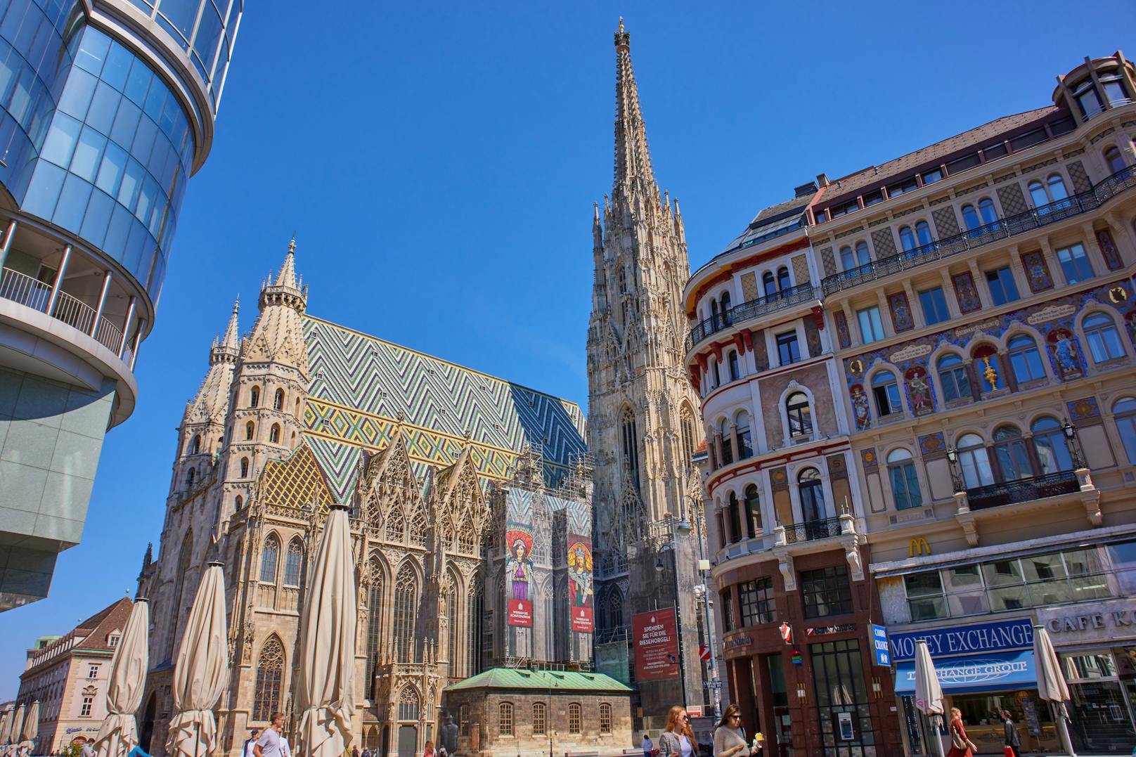 Der Steffl ohne Touristen? Durch die deutsche Reisewarnung für Wien bleiben viele Gäste weg, den Wiener Tourismus trifft das schwer.