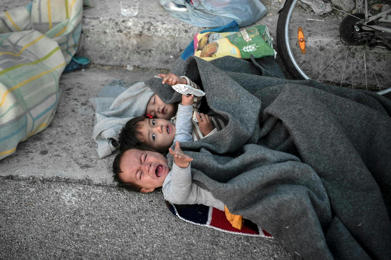 Auch Tage nach der Brandkatastrophe im Flüchtlingslager Moria haben viele der Menschen dort weder Nahrung noch ein Dach über dem Kopf (12. September 2020)