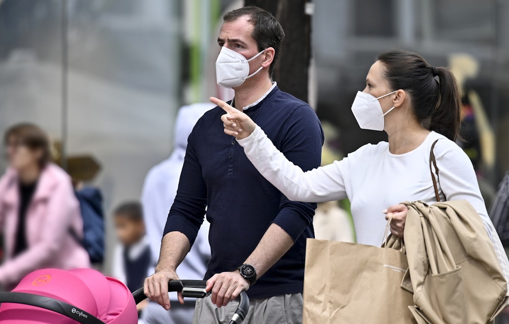 In acht Bundesländern fallen heute beim Shoppen die Masken. In Wien hingegen bleiben die Nasen bedeckt, auch in Kinos und Museen – das sorgt für Unverständnis und Kritik.
