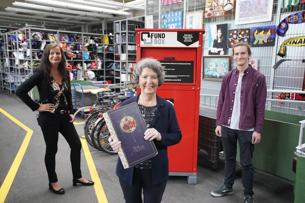 Elisabeth V. mit dem ehrlichen Finder und&nbsp;Umweltstadträtin Ulli Sima (SPÖ)