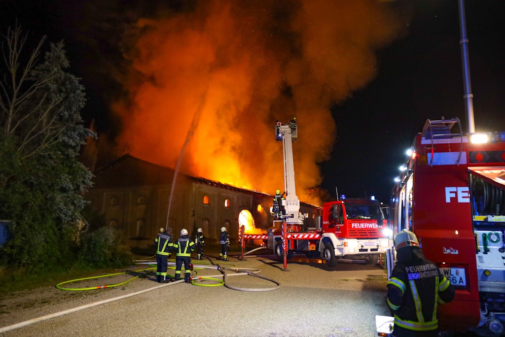 Knapp 4.000 Strohballen wurden ein Raub der Flammen. 