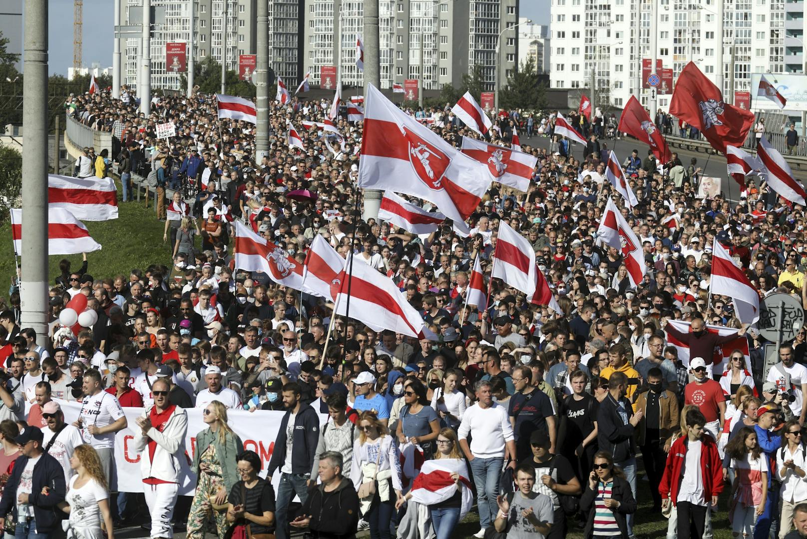 150.000 Menschen demonstrieren gegen Lukaschenko