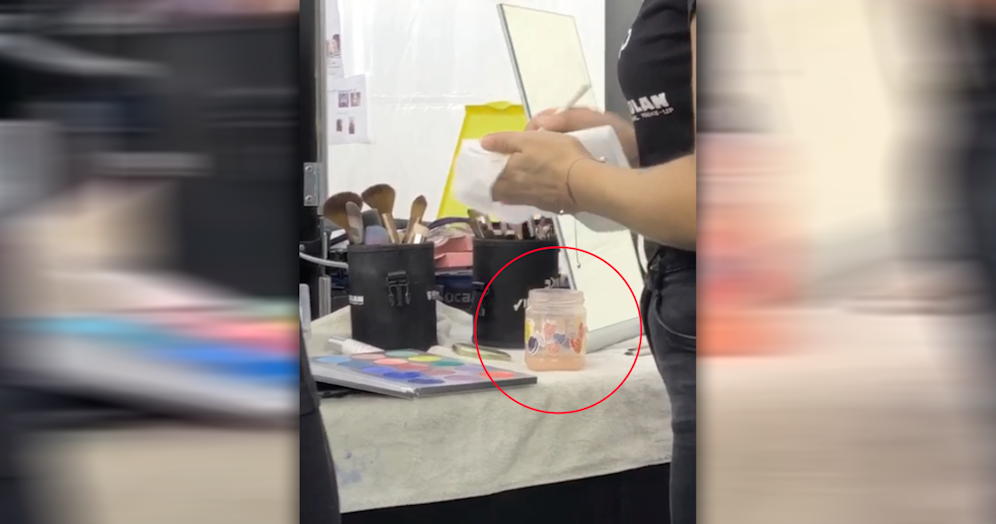 In diesem Becher wurden alle Pinsel ausgewaschen.