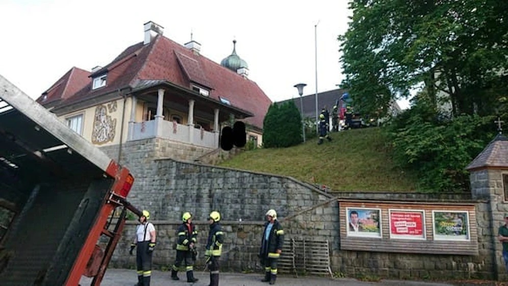 Unfall forderte drei verletzte Kühe, Feuerwehr war vor Ort.