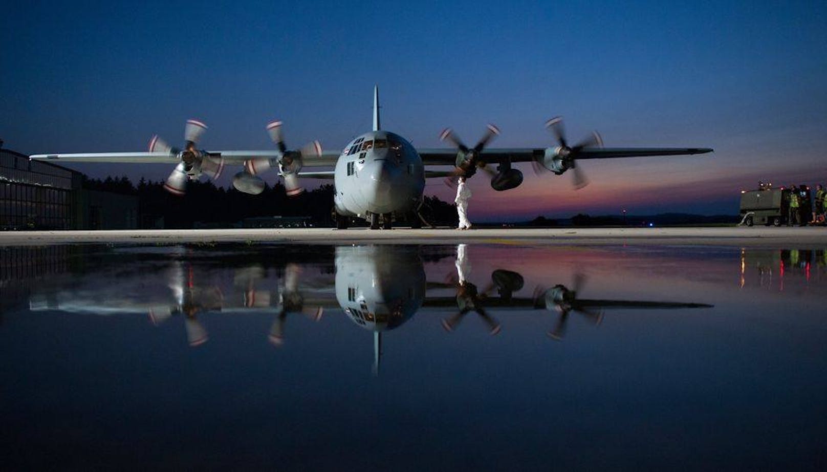 Die umgebaute C-130 "Hercules" brachte die Soldaten nach Linz.