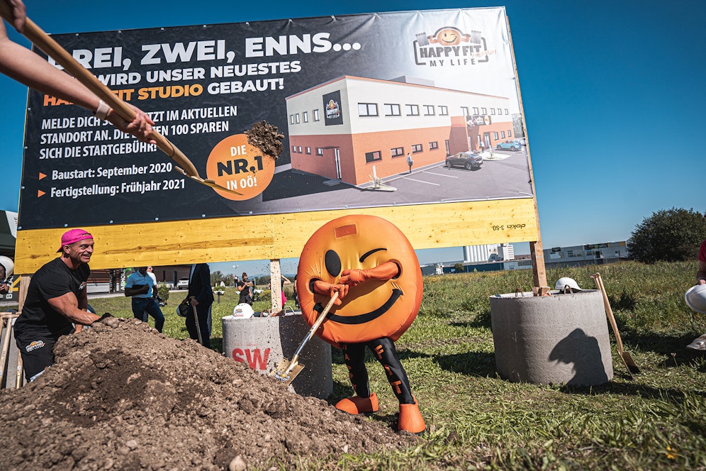 In Enns erfolgte der Spatenstich für ein neues Fitnessstudio.