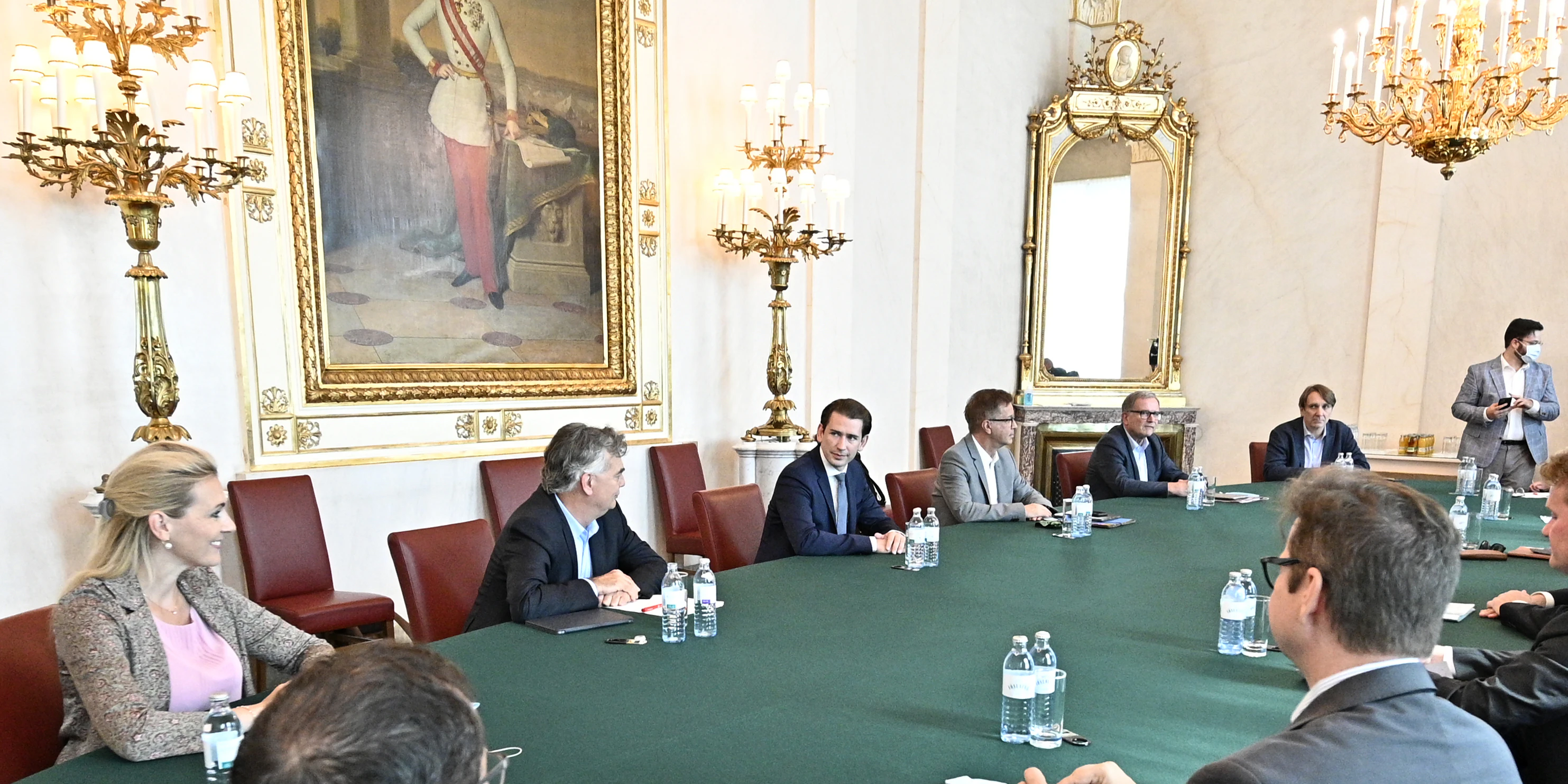 Die Regierung traf sich mit den Sozialpartnern.