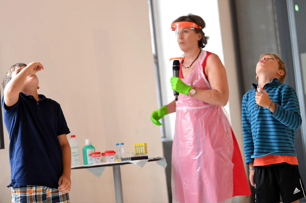 David (8) und Augi (7) bei der Vorstellung der Gurgeltests mit Martina Fondi (FH Campus Wien)