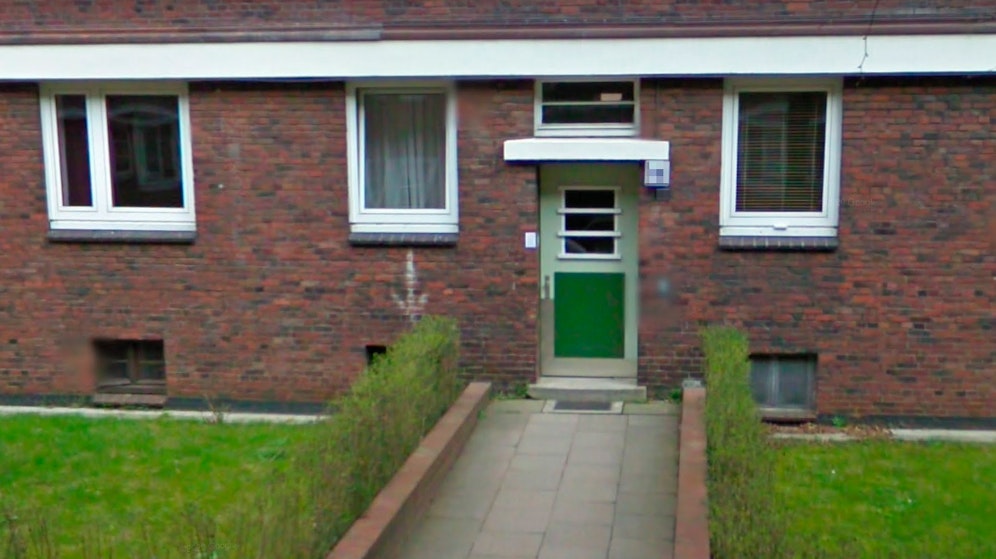 Eine der Eingangstüren des Wohnblocks im Novalisweg, Hamburg