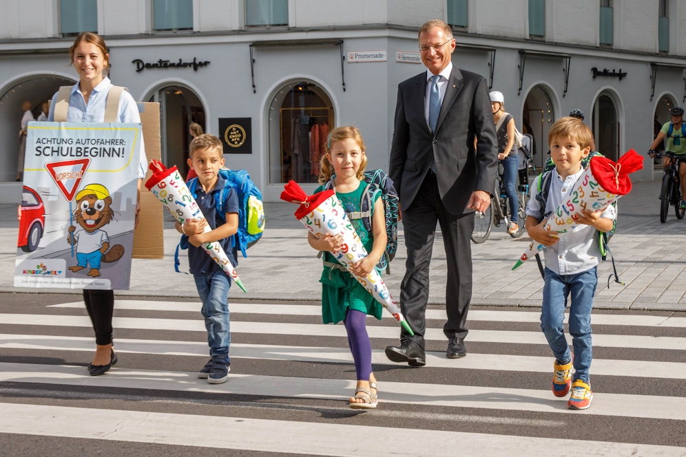 Landeshauptmann Thomas Stelzer bittet gemeinsam mit den Erstklässlern Anna, Anton und Matthäus um Vorsicht im Straßenverkehr.<br>