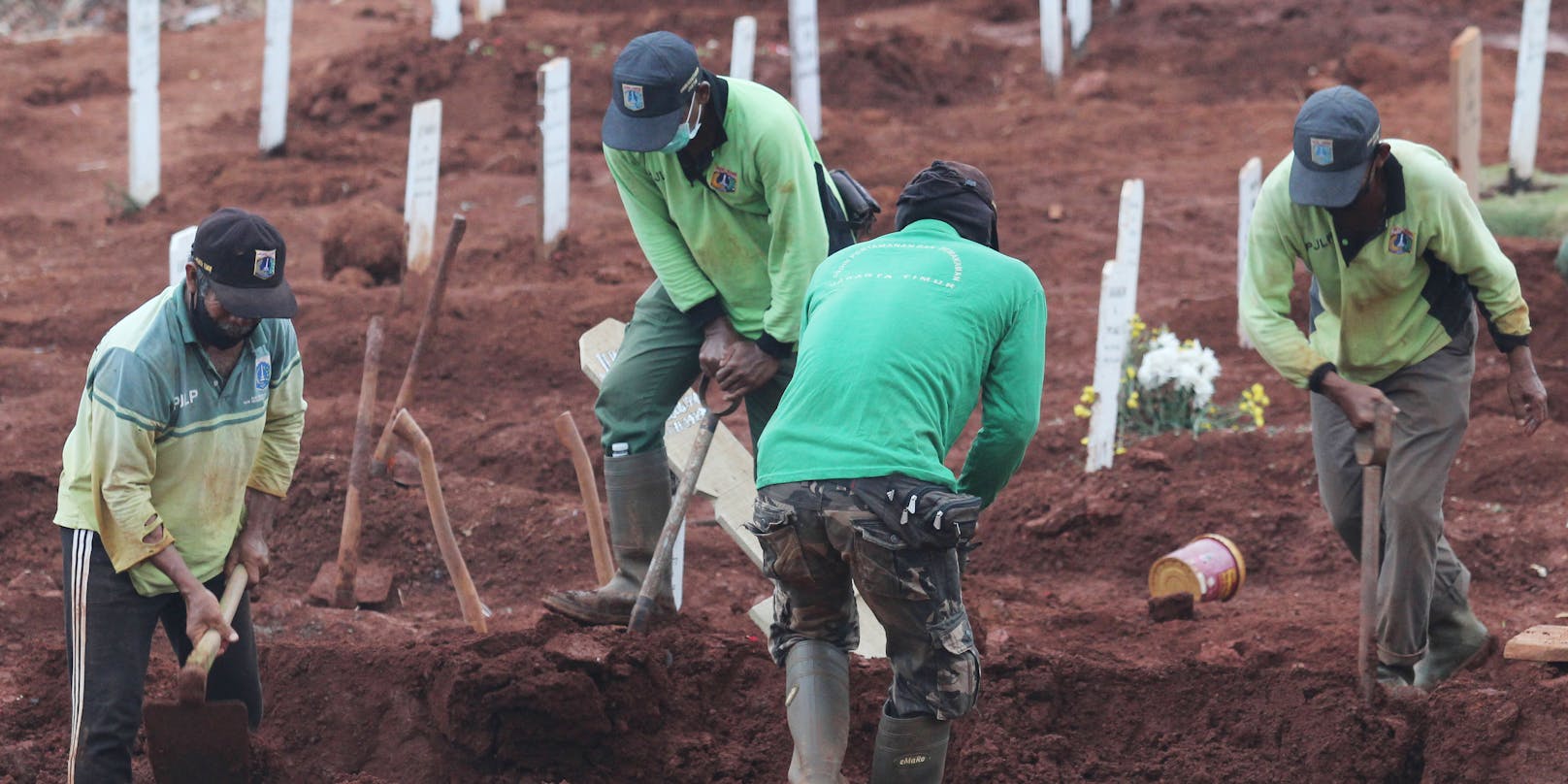 In Gräbern wie diesen werden in Indonesien Corona-Opfer bestattet