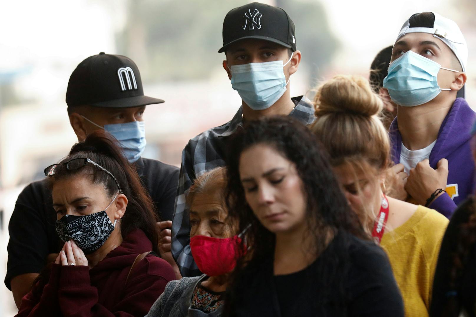 "Black Lives Matter"-Demonstranten und andere Anwohner versammelten sich in Compton, einige von ihnen beteten für die Polizisten.