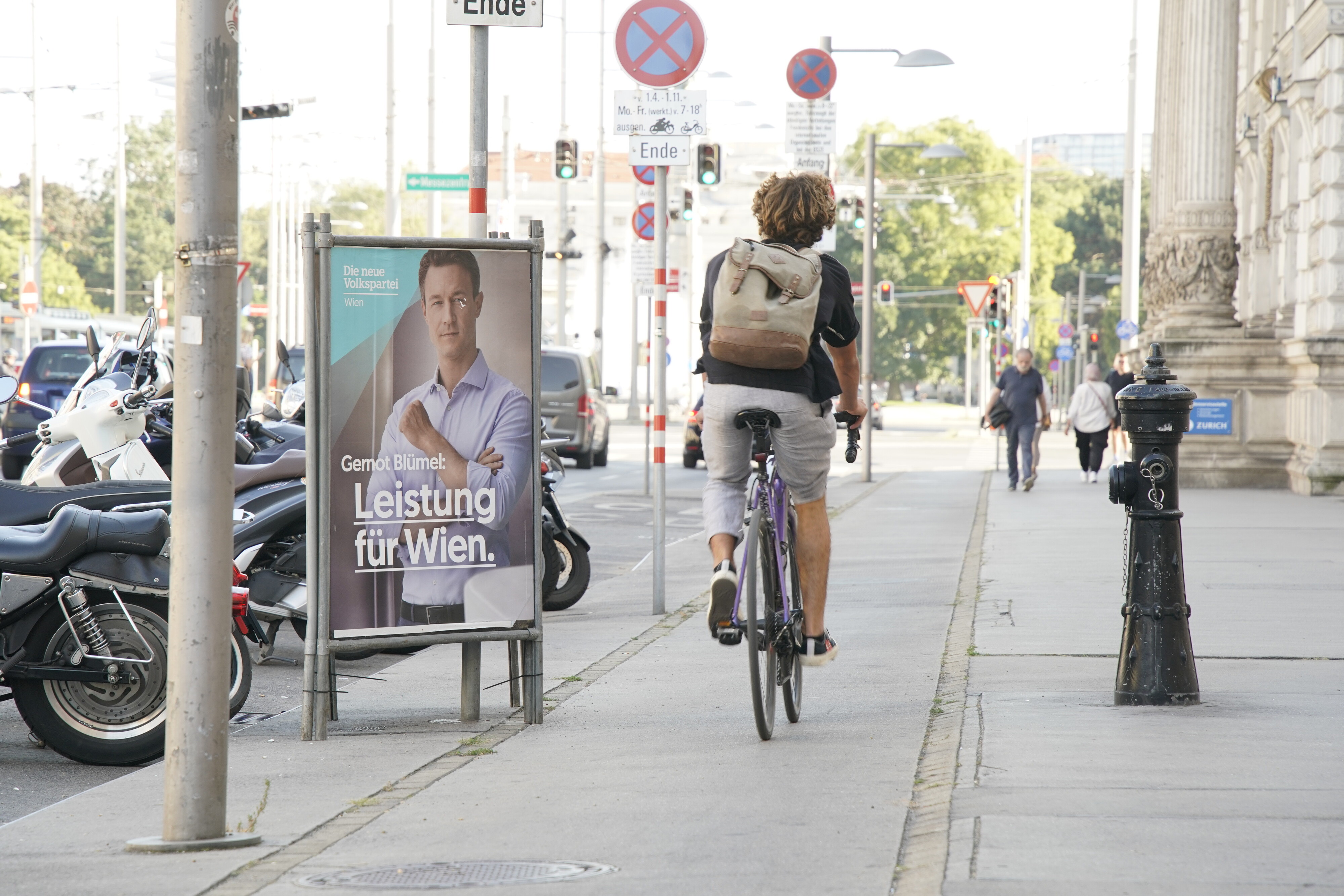 Im Wahlkampf stehen Plakate oft sehr knapp neben oder sogar auf dem Radweg.