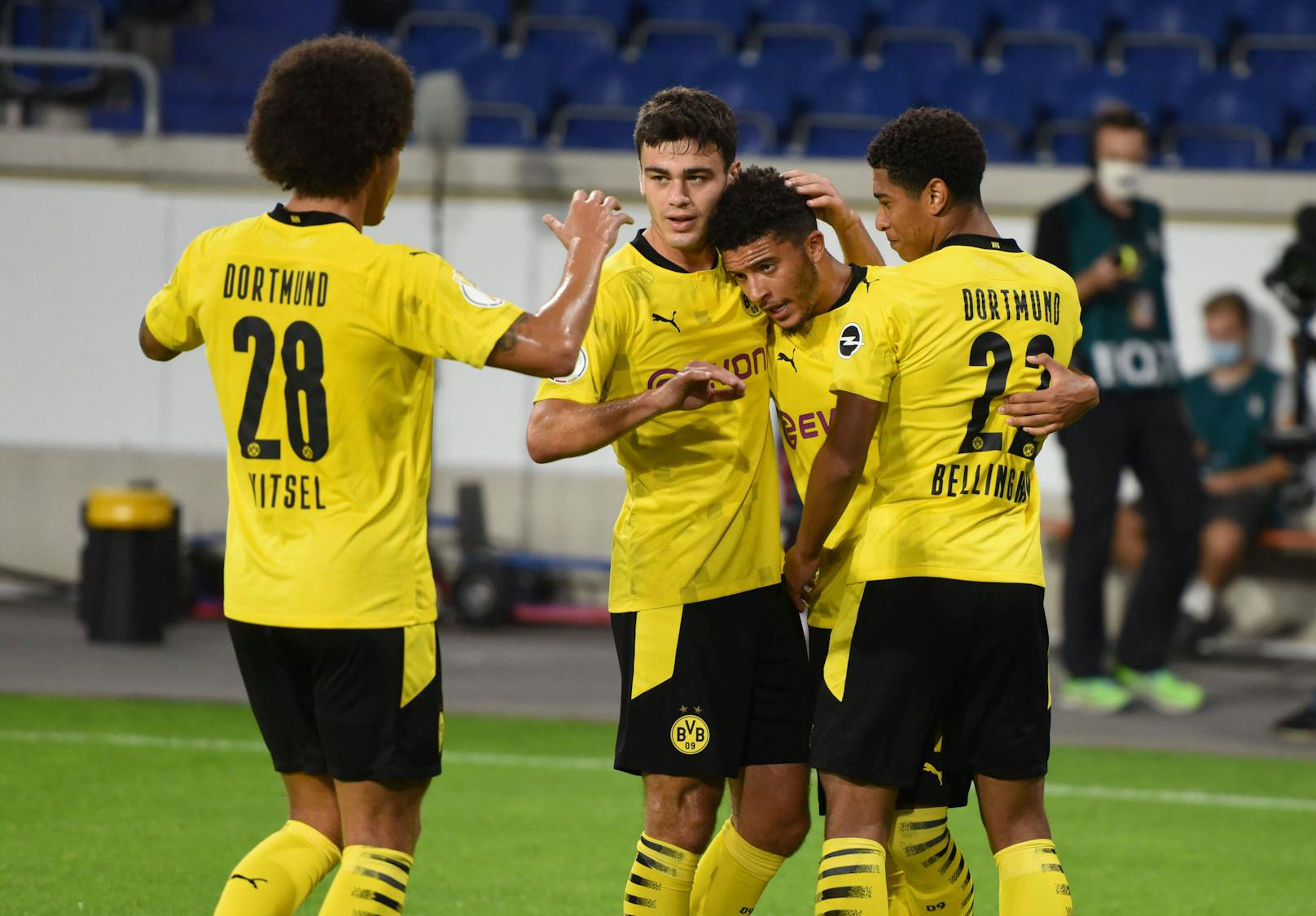 Die Dortmund-Spieler jubeln über den Auftaktsieg im DFB-Pokal