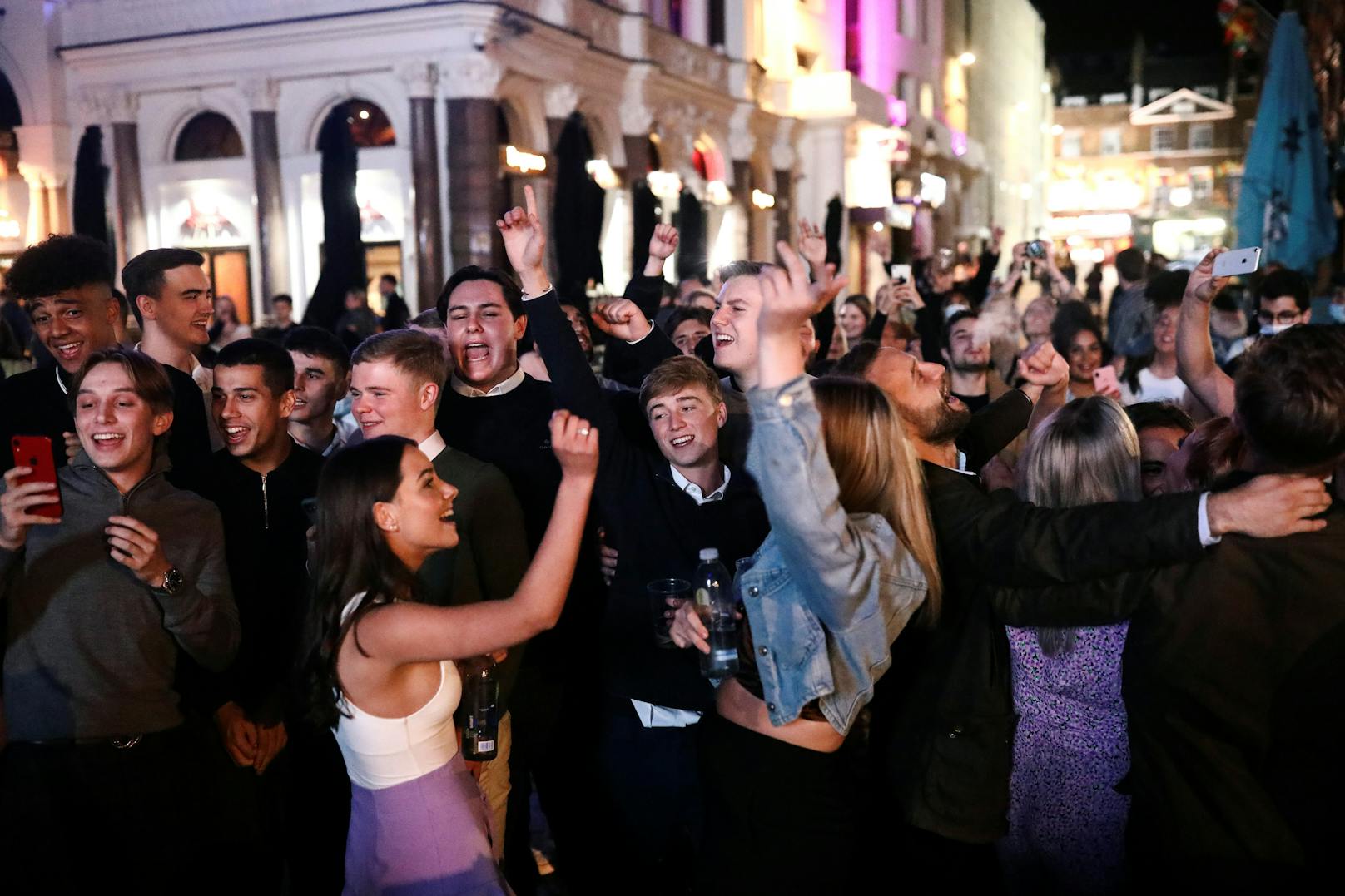 Menschenmassen auf den Straßen: Die Engländer gingen am Wochenende nochmal feiern.