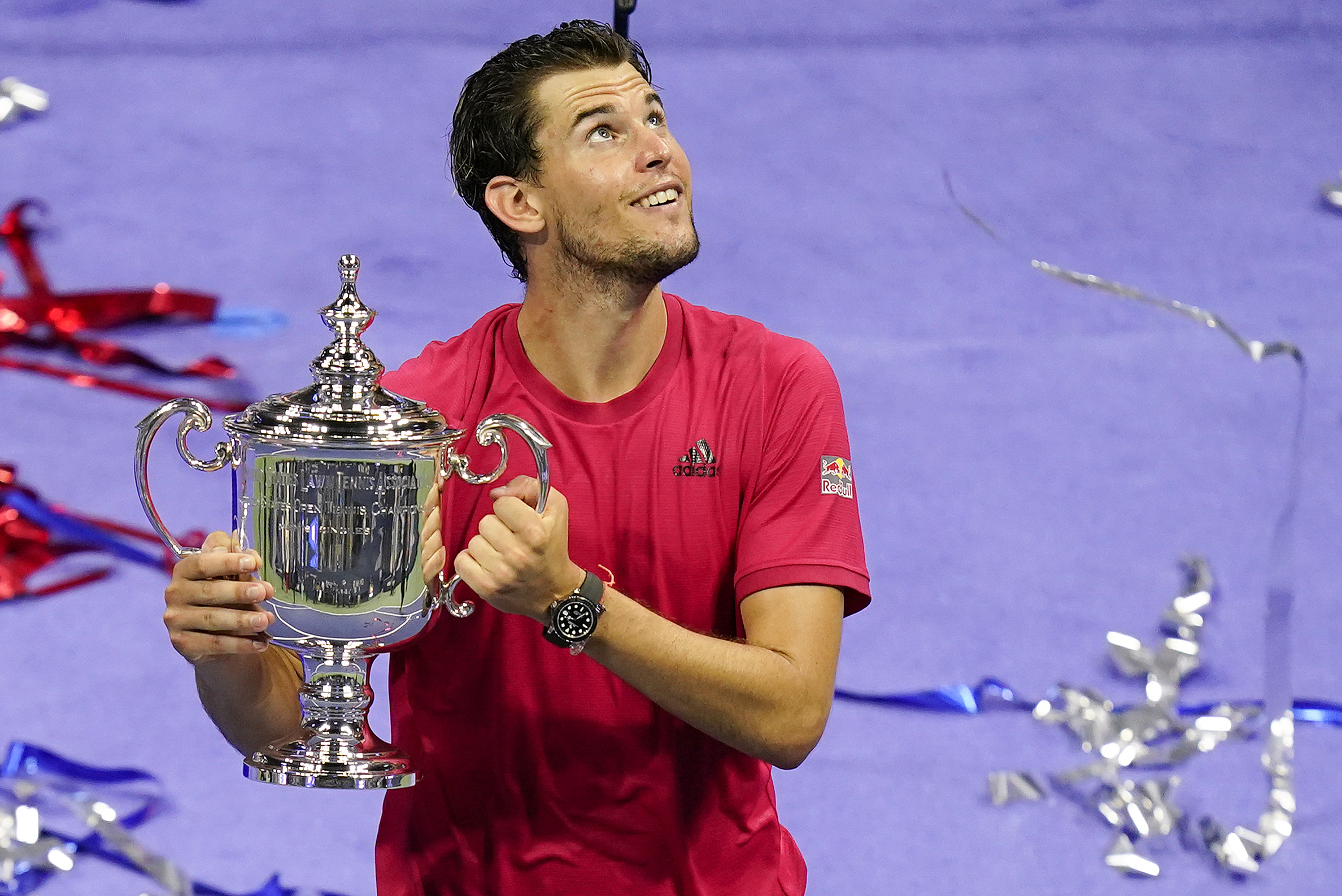 Thiem strahlt mit seiner Trophäe um die Wette.
