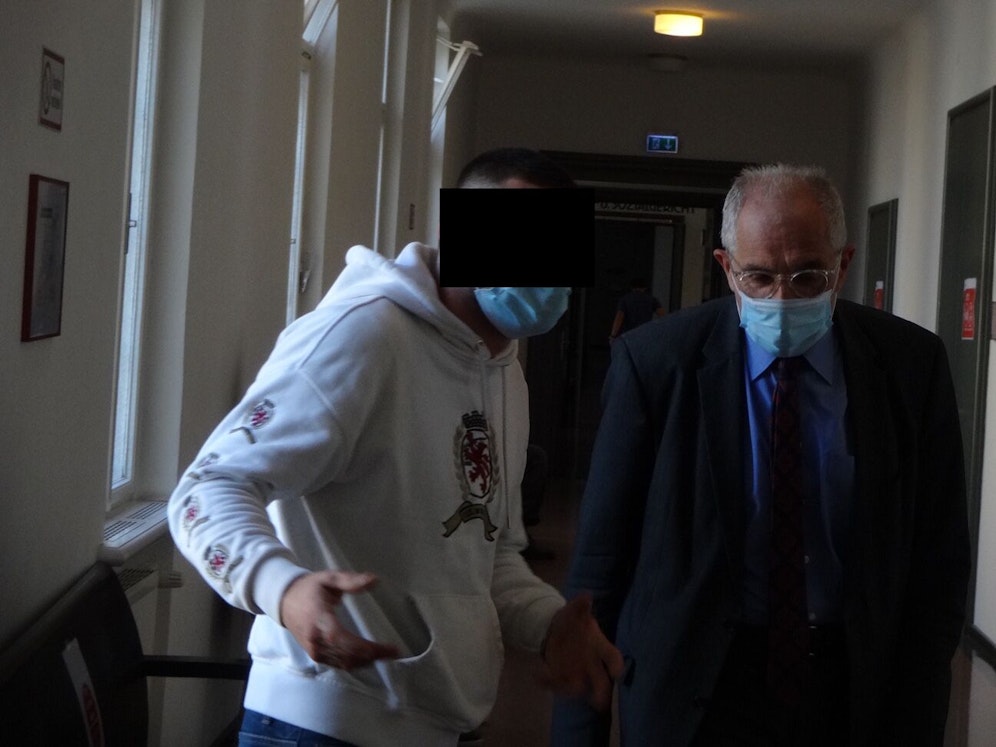 Angeklagter vor Gericht mit Anwalt 