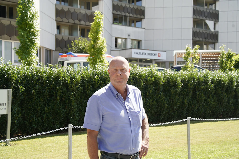 Werner C. (60) vor dem Pensionisten-Wohnhaus Jedlersdorf
