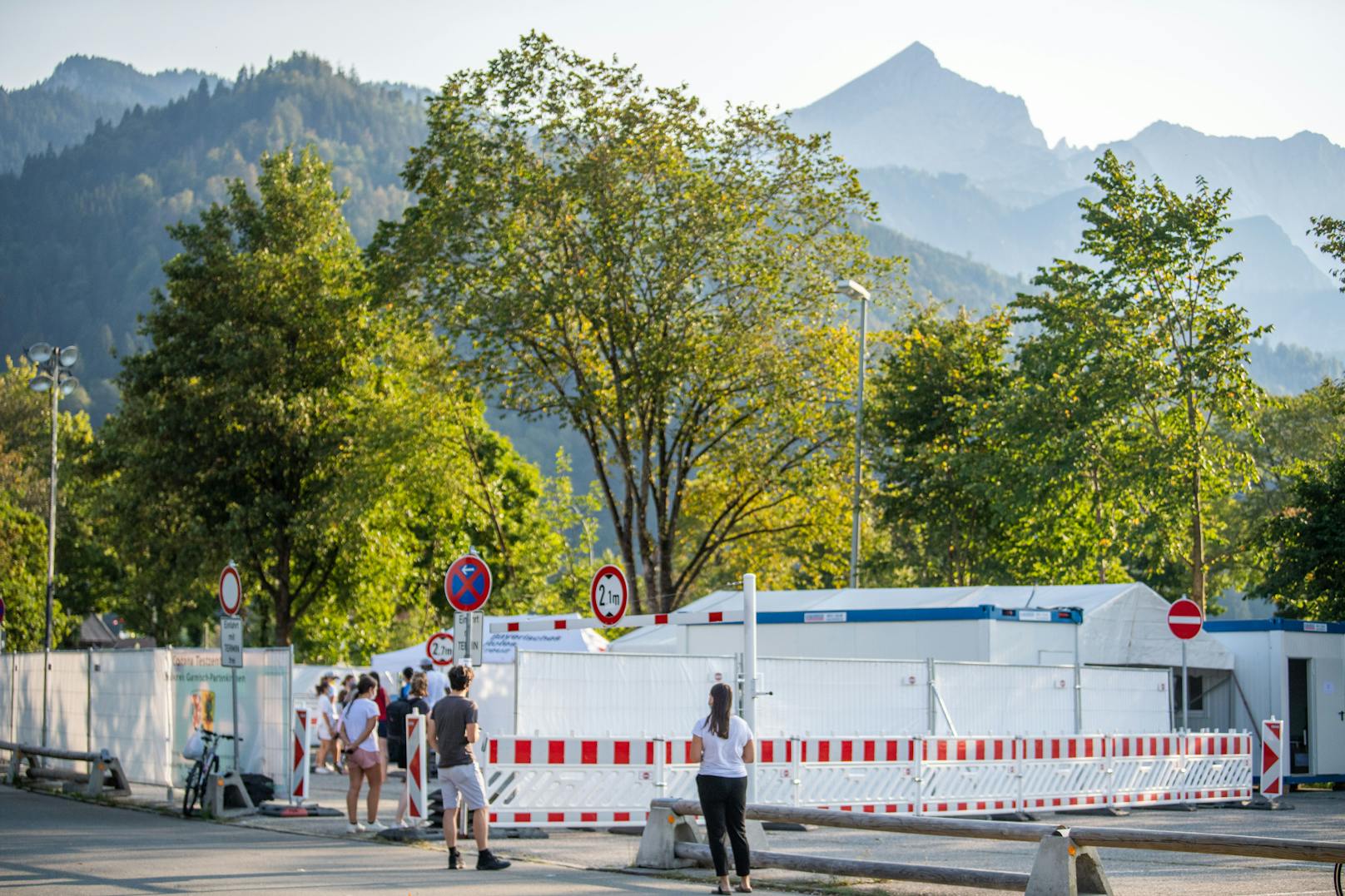 Menschen stehen Schlange für einen Coronatest in Garmisch-Partenkirchen (13. September 2020)