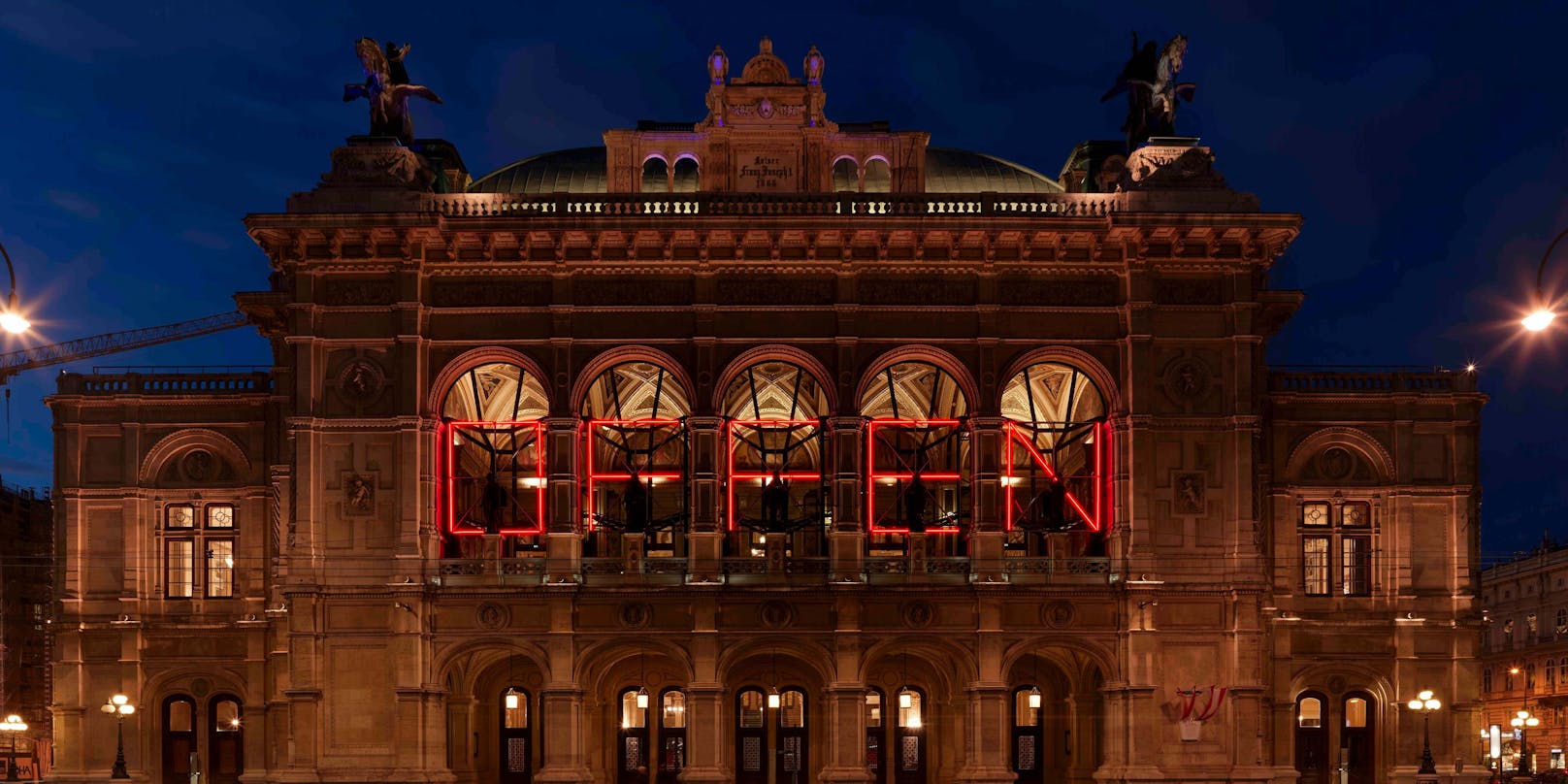 "Offen" – auf der Fassade der Wiener Staatsoper zu lesen. Doch droht jetzt, nur knapp zwei Wochen später, eine erneute Schließung?