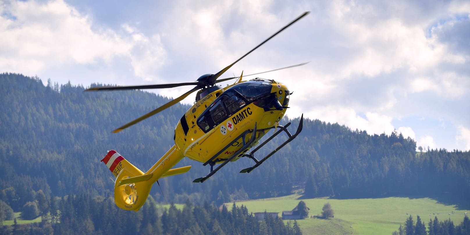 ÖAMTC-Notarzthelikopter "Christophorus 14" im Landeanflug. Symbolbild