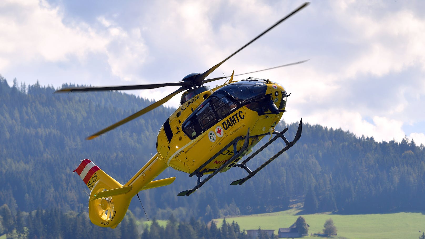 ÖAMTC-Notarzthelikopter "Christophorus 14" im Landeanflug. Symbolbild